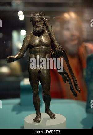 Une statuette d'Hercule (1re, 3e et CE) est exposé dans le Musée de Pergame à Berlin, Allemagne, 25 janvier 2012. La figure appartient à l'exposition "Les routes d'Arabie. Trésors archéologiques de l'Arabie saoudite", qui est ouvert jusqu'au 09 avril 2012. Photo : STEPHANIE PILICK Banque D'Images