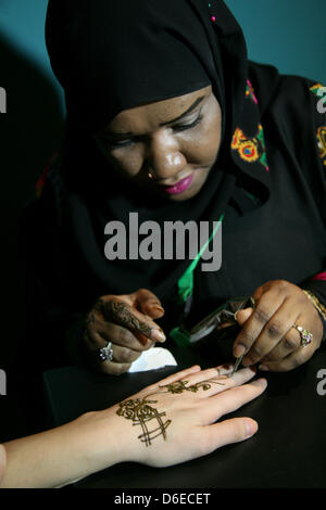 La main d'un visiteur est décorée de henné par Neda au Musée Pergamon de Berlin, Allemagne, 25 janvier 2012. La décoration typiquement arabe est offert aux visiteurs pour l'exposition "Les routes d'Arabie. Trésors archéologiques de l'Arabie saoudite", qui est ouvert jusqu'au 09 avril 2012. Photo : STEPHANIE PILICK Banque D'Images