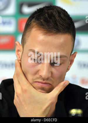 Le Werder Brême est arrivée nouvelle suisse François Affolter parle au cours d'une conférence de presse pour présenter Affolter au Weserstadion de Brême, Allemagne, le 25 janvier 2012. Le défenseur de 20 ans venait de la Young Boys Bern sur un prêt d'un an. Photo : CARMEN JASPERSEN Banque D'Images