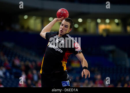 L'Allemagne Dominik Klein lance la balle pendant le groupe 1 match entre la Pologne et l'Allemagne à l'Handball à Belgrade, Serbie, 25 janvier 2012. Le match s'est terminé 33-32. Photo : JENS WOLF Banque D'Images