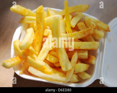 (Afp) - Un fichier photo datée du 05 septembre 2011 montre une boîte de frites sur une table à Hanovre, en Allemagne. La cour d'appel de Munich régional porte sur un différend de plus de 22 ans, les frites, le 26 janvier 2012 : un artiste récupère de son ancienne galerie, indiquant que les frites sont un morceau d'art. Photo : Anja Mia Neumann Banque D'Images