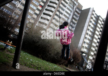 Fichier/illustration - Illustration d'une archive photo datée du 03 février 2010 montre une cjild sur une balançoire en face d'une tour d'habitation à Meschenich, près de Cologne, Allemagne. De moins en moins d'enfants sont contraints de vivre sur l'état du bien-être social Hartz IV. Entre septembre 2006 et septembre 2011, le nombre de moins de 15 ans qui a reçu le bien-être de l'état est passé de 1,9 millions à 1 Banque D'Images