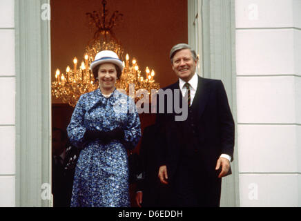 Fichier - une archive photo datée du 23 mai 1978 montre la reine Elizabeth II de Grande-Bretagne et le Président allemand Helmut Schmidt sur la terrasse du Palais Schaumburg à Bonn, en Allemagne. La Reine et son mari étaient à leur deuxième visite d'État en Allemagne du 22 au 26 mai 1978. Photo : AFP Banque D'Images