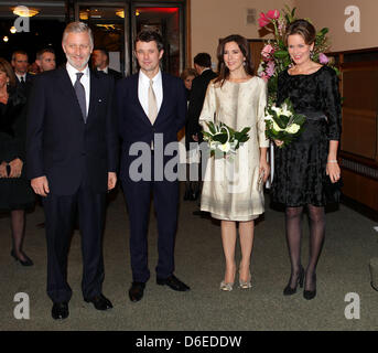 Le Prince Philippe de Belgique (L) pose avec S.A.R. le Prince Frederik (2-L), S.A.R. la princesse Mary de Danemark (2-R) et de la Princesse Mathilde de Belgique (R) lors de la cérémonie d'ouverture de la présidence danoise du Conseil de l'Union européenne à Bruxelles, Belgique, 26 janvier 2012. Photo : Albert Nieboer ** Pays-bas OUT ** Banque D'Images