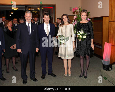 Le Prince Philippe de Belgique (L) pose avec S.A.R. le Prince Frederik (2-L), S.A.R. la princesse Mary de Danemark (2-R) et de la Princesse Mathilde de Belgique (R) lors de la cérémonie d'ouverture de la présidence danoise du Conseil de l'Union européenne à Bruxelles, Belgique, 26 janvier 2012. Photo : Albert Nieboer ** Pays-bas OUT ** Banque D'Images