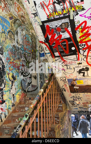 Escalier om Graffiti à Berlin, Allemagne Banque D'Images