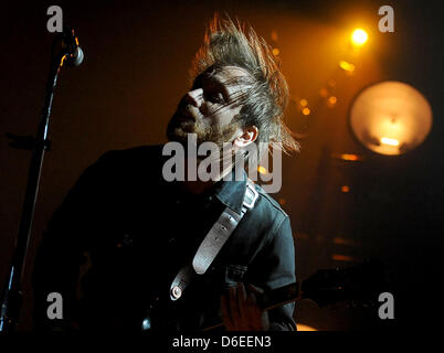 Chanteur Dan Auerbach de groupe de rock américain "The Black Keys' fonctionne à Arena de Berlin, Allemagne, 28 janvier 2012. Photo : Britta Pedersen Banque D'Images