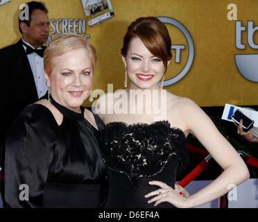 L'actrice Emma Stone US et sa mère Krista Stone assister à la 18e Conférence annuelle de la Guilde des acteurs de cinéma - SAG - Awards Au Shrine Auditorium à Los Angeles, USA, le 29 janvier 2012. Photo : Hubert Boesl Banque D'Images