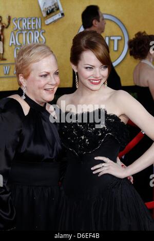 L'actrice Emma Stone US et sa mère Krista Stone assister à la 18e Conférence annuelle de la Guilde des acteurs de cinéma - SAG - Awards Au Shrine Auditorium à Los Angeles, USA, le 29 janvier 2012. Photo : Hubert Boesl Banque D'Images