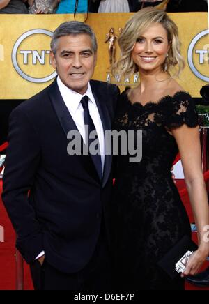 L'acteur américain George Clooney et son amie Stacy Keibler assister à la 18e Conférence annuelle de la Guilde des acteurs de cinéma - SAG - Awards Au Shrine Auditorium à Los Angeles, USA, le 29 janvier 2012. Photo : Hubert Boesl Banque D'Images