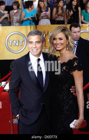 L'acteur américain George Clooney et son amie Stacy Keibler assister à la 18e Conférence annuelle de la Guilde des acteurs de cinéma - SAG - Awards Au Shrine Auditorium à Los Angeles, USA, le 29 janvier 2012. Photo : Hubert Boesl Banque D'Images