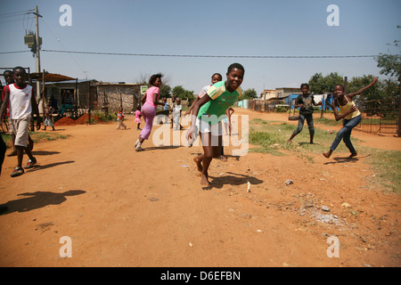 Les enfants de l'Afrique de jouer sur le chemin de terre Botleng en milieu rural, Afrique du Sud Banque D'Images