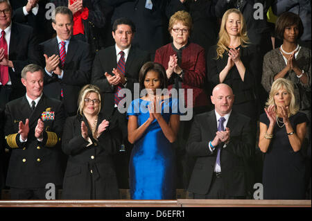 Fort de la première dame, vous applaudir comme le président des États-Unis Barack Obama livre son état de l'Union à une session conjointe du Congrès dans le Capitole à Washington, D.C., le mardi, Janvier 24, 2012. De gauche à droite rangée du haut : Bruce Cochrane (partiellement masquée), Procureur Général Eric Schneiderman, Juan Redin, Debbie Bosanek, Laurene Powell, emplois et Alicia Boler-Davis. Banque D'Images