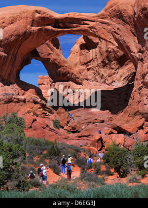 La double arcade est considéré à l'Arches National Park près de Moab, Utha, USA, 28 septembre 2011. Le parc est connu pour la préservation de plus de 2000 arches de grès naturel, y compris la célèbre Delicate Arch, en plus d'une variété de ressources et formations géologiques uniques. Le parc est situé juste en dehors de Moab, Utah, et est 76 679 acres (31 031 ha) dans la région. Son plus haut elevati Banque D'Images