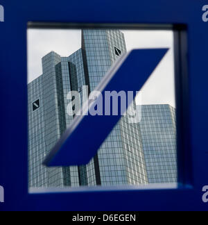 Une illustration montre le siège de la Deutsche Bank se reflétant dans un miroir avec le logo de la banque à Francfort/Main, Allemagne, 26 janvier 2012. Photo : Arne Dedert Banque D'Images