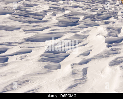 Sastrugi causés par le vent sur la neige d'affouillement, Lake District, UK. Banque D'Images