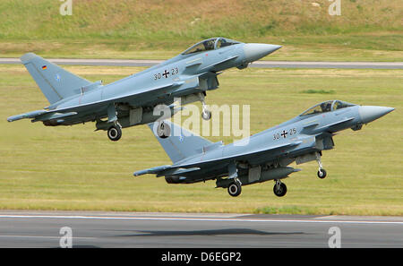 (Dossier) une archive photo datée du 30 juin 2008 montre deux Eurofighter décollant de Laage Airforce Base de prendre part à l'ILA Berlin Air Show à l'aéroport de Berlin-Schoenefeld Laage, près de Rostock, Allemagne. Une décision préliminaire a été faite pour le milliard d'euros marché de 126 nouveaux chasseurs à réaction par le gouvernement indien. Selon les rapports du gouvernement de Paris, la société française Banque D'Images