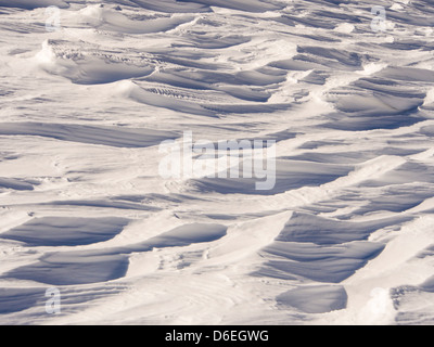 Sastrugi causés par le vent sur la neige d'affouillement, Lake District, UK. Banque D'Images