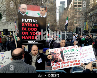 La demande des manifestants syriens que l'Organisation des Nations Unies pour intervenir en Syrie devant le bâtiment des Nations Unies à New York, USA, 31 janvier 2012. En dépit de rapports jusqu'à 5600 victimes en Syrie, le Conseil de sécurité des Nations Unies n'a pas encore décidé sur une résolution. Environ 100 manifestants insulté le Premier ministre russe Vladimir Poutine comme un meurtrier parce qu'à leur avis la Russie est Banque D'Images