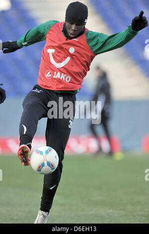 Nouvelles de l'attaquant du club de soccer Bundesliga Hanovre 96, Mame Biram Diouf prend part à une session de formation à Hanovre, Allemagne, 01 février 2012. Diouf transféré à Hanovre 96 de Manchester United pendant la pause d'hiver. Photo : Jochen Luebke Banque D'Images