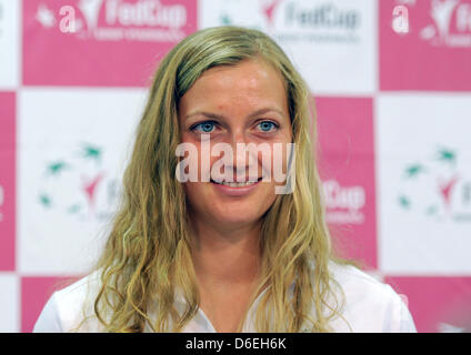 Petra Kvitova, joueur de la République tchèque, l'équipe de Fed Cup parle au cours d'une conférence de presse à la Porsche Arena de Stuttgart, Allemagne, 01 février 2012. Le quart de finale dans le groupe mondial de la Fed Cup entre l'Allemagne et la République tchèque aura lieu le 04 et 05 février 2012 à Stuttgart. Photo : Franziska Kraufmann Banque D'Images