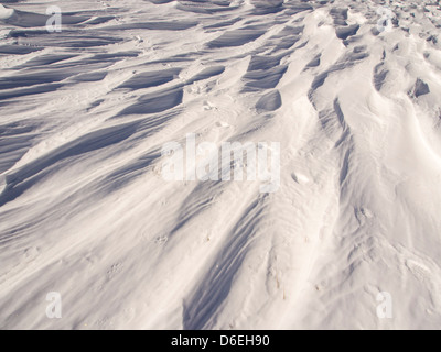 Sastrugi causés par le vent sur la neige d'affouillement, Lake District, UK. Banque D'Images