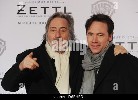 Réalisateur Helmut Dietl (L) et l'acteur Michael Bully Herbig arrivent à la première du film 'Zettl' au Cinestar cinéma à la Potsdamer Platz à Berlin, Allemagne, 01 février 2012. Le film est présenté dans les salles allemandes le 02 février 2012. Photo : Jens Kalaene Banque D'Images