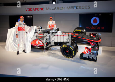 Un document de cours photo de McLaren-Mercedes en date du 01 février 2012 montre la Formule 1 les pilotes Jenson Button (L) et Lewis Hamilton présentant la nouvelle voiture de course de McLaren-Mercedes de la saison 2013 - LA MP4-27 - à l'headquarers de McLaren-Mercedes à Woking, Grande-Bretagne. Photo : McLaren-Mercedes (ATTENTION : Pour un usage éditorial uniquement) Banque D'Images