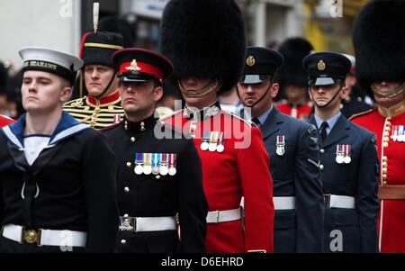 Londres, Royaume-Uni. 17 avril 2013. Le cercueil de la Baronne Thatcher passe par des milliers de spectateurs bordent la route où le cercueil a voyagé de la chapelle de St Mary Undercroft au Palais de Westminster à la Cathédrale St Paul. Thatcher, la première et seule femme Premier ministre du Royaume-Uni, est mort le 8 avril 2013 à l'Hôtel Ritz de Londres où elle avait été un séjour pour les derniers mois de sa vie. George Henton / Alamy Live News. Banque D'Images