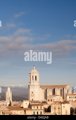 Cathédrale de Gérone et de l'église Sant Feliu au crépuscule, Gérone, Espagne Banque D'Images