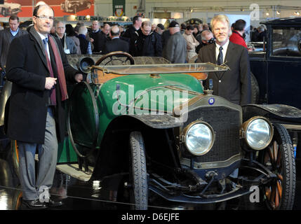 Directeur Emmanuel Bacquet (L) et la tête de la conservation, Richard Keller, du Musée national de l'Automobile de Mulhouse, se tenir à côté d'une torpille non restauré De Dion-Bouton DX de 1913 au Classic Motorshow à Brême, Allemagne, 03 février 2012. Au total, dix de ces voitures d'origine de la collection Schlumpf font partie des dix ans de l'classic car show à Br Banque D'Images