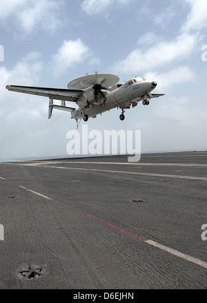 L'US Navy UN E-2C Hawkeye aéroportée de détection lointaine de l'aéronef est dans à la terre à bord du porte-avions USS Dwight D. Eisenhower 11 avril 2013 dans le Nord de la mer d'Oman. L'Eisenhower est déployée à la 5e flotte appuyer les opérations en Afghanistan. Banque D'Images