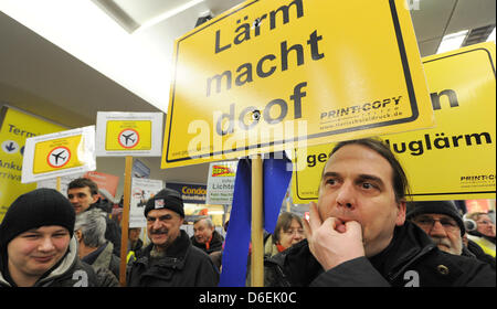 Les adversaires de la nouvelle Berlin Brandenburg Airport (BER) manifester contre le bruit des avions à l'aéroport par un terminal zone d'arrivée à Berlin, Allemagne, 04 février 2012. La manifestation fait partie d'une campagne nationale de manifestation contre la piste nord-ouest de Francfort/Main et le bruit des avions. Photo : BERND SETTNIK Banque D'Images