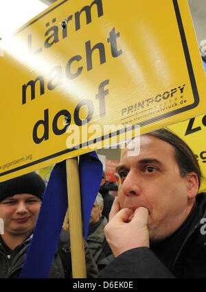 Les adversaires de la nouvelle Berlin Brandenburg Airport (BER) manifester contre le bruit des avions à l'aéroport par un terminal zone d'arrivée à Berlin, Allemagne, 04 février 2012. La manifestation fait partie d'une campagne nationale de manifestation contre la piste nord-ouest de Francfort/Main et le bruit des avions. Photo : BERND SETTNIK Banque D'Images