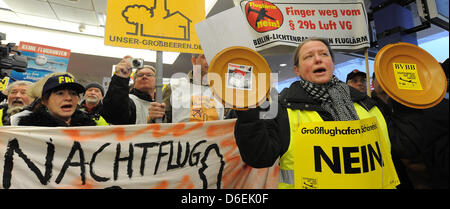 Les adversaires de la nouvelle Berlin Brandenburg Airport (BER) manifester contre le bruit des avions à l'aéroport par un terminal zone d'arrivée à Berlin, Allemagne, 04 février 2012. La manifestation fait partie d'une campagne nationale de manifestation contre la piste nord-ouest de Francfort/Main et le bruit des avions. Photo : BERND SETTNIK Banque D'Images