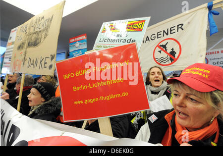 Les adversaires de la nouvelle Berlin Brandenburg Airport (BER) manifester contre le bruit des avions à l'aéroport par un terminal zone d'arrivée à Berlin, Allemagne, 04 février 2012. La manifestation fait partie d'une campagne nationale de manifestation contre la piste nord-ouest de Francfort/Main et le bruit des avions. Photo : BERND SETTNIK Banque D'Images