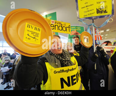 Les adversaires de la nouvelle Berlin Brandenburg Airport (BER) manifester contre le bruit des avions à l'aéroport par un terminal zone d'arrivée à Berlin, Allemagne, 04 février 2012. La manifestation fait partie d'une campagne nationale de manifestation contre la piste nord-ouest de Francfort/Main et le bruit des avions. Photo : BERND SETTNIK Banque D'Images