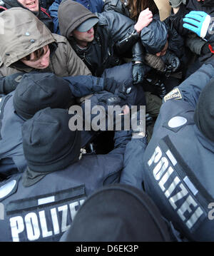 Les agents de police pour atteindre un manifestant lors de manifestation contre la 48e Conférence de Munich sur la politique de sécurité à Munich, Allemagne, 04 février 2012. Plus de 350 invités, y compris environ 60 ministres et chefs d'état de partout dans le monde, participent à la conférence entre 03 et 05 février 2012. Photo : MARC MUELLER Banque D'Images