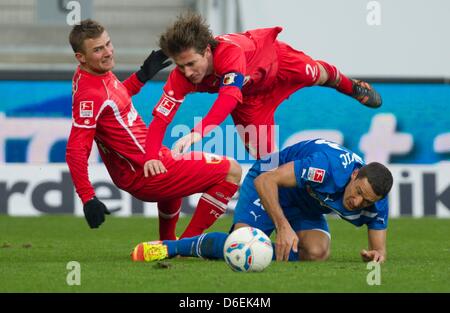 L'Sejad Salihovic Hoffenheim (R) convoite la la balle avec l'Augsbourg Daniel Baier (L) et Paul Verhaegh durant la Bundesliga match entre TSG 1899 Hoffenheim et FC Augsburg au Rhein-Neckar-Arena de Berlin, Allemagne, 04 février 2012. Photo : UWE ANSPACH (ATTENTION : EMBARGO SUR LES CONDITIONS ! Le LDF permet la poursuite de l'utilisation des images dans l'IPTV, un des services mobiles Banque D'Images