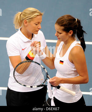 Julia Goerges professionnelle allemande de tennis (R), serre la main du chef d'équipe Barbara Rittner après avoir perdu contre la République tchèque Kvitova lors de la Fed Cup quart finale entre l'Allemagne et la République tchèque à la Porsche Arena de Stuttgart, Allemagne, 04 février 2012. Photo : BERND WEISSBROD Banque D'Images