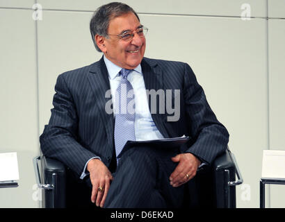 Le secrétaire américain à la défense, Leon Panetta, sourire alors qu'il assiste à une discussion de groupe au cours de la 48e Conférence de Munich sur la sécurité dans l'hôtel Bayerischer Hof à Munich, Allemagne, 4 février 2012. Plus de 350 invités, y compris autour de 60 ministres et de chef d'etats du monde entier, participent à la conférence qui se déroule du 3 février au 5 février 2012. Photo : Tobias Hase Banque D'Images