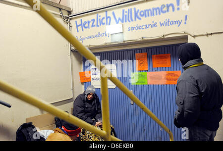 Les sans-abri d'attendre d'entrer dans la mission dans la ville pour le logement à Berlin, Allemagne, 03 février 2012. Le refuge d'urgence à la mission dans la ville à la gare centrale est signalé un nombre record de personnes à la recherche d'aide en raison du froid les températures hivernales. Photo : Maurizio Gambarini Banque D'Images