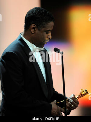 L'acteur américain Denzel Washington tient son trophée pour la catégorie "Meilleur acteur international' lors de la 47e cérémonie de remise des prix de la caméra d'or à Berlin, Allemagne, 4 février 2012. Le prix honore les réalisations exceptionnelles dans la télévision, le cinéma, et de divertissement. Photo : Maurizio Gambarini dpa/lbn  + + +(c) afp - Bildfunk + + + Banque D'Images