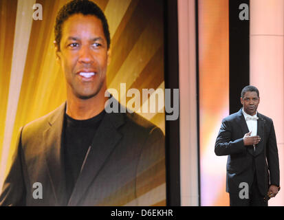 L'acteur américain Denzel Washington tient son trophée pour la catégorie "Meilleur acteur international' lors de la 47e cérémonie de remise des prix de la caméra d'or à Berlin, Allemagne, 4 février 2012. Le prix honore les réalisations exceptionnelles dans la télévision, le cinéma, et de divertissement. Photo : Maurizio Gambarini dpa/lbn  + + +(c) afp - Bildfunk + + + Banque D'Images