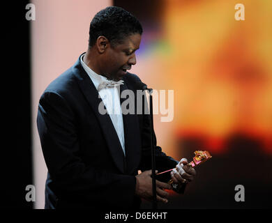 L'acteur américain Denzel Washington tient son trophée pour la catégorie "Meilleur acteur international' lors de la 47e cérémonie de remise des prix de la caméra d'or à Berlin, Allemagne, 4 février 2012. Le prix honore les réalisations exceptionnelles dans la télévision, le cinéma, et de divertissement. Photo : Maurizio Gambarini dpa/lbn  + + +(c) afp - Bildfunk + + + Banque D'Images