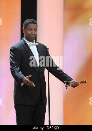 L'acteur américain Denzel Washington tient son trophée pour la catégorie "Meilleur acteur international lors de la 47e cérémonie de remise des prix de la caméra d'or à Berlin, Allemagne, 4 février 2012. Le prix honore les réalisations exceptionnelles dans la télévision, le cinéma, et de divertissement. Photo : Maurizio Gambarini dpa/lbn  + + +(c) afp - Bildfunk + + + Banque D'Images