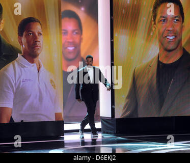 L'acteur américain Denzel Washington arrive à obtenir son trophée pour la catégorie "Meilleur acteur international lors de la 47e cérémonie de remise des prix de la caméra d'or à Berlin, Allemagne, 4 février 2012. Le prix honore les réalisations exceptionnelles dans la télévision, le cinéma, et de divertissement. Photo : Maurizio Gambarini dpa/lbn  + + +(c) afp - Bildfunk + + + Banque D'Images