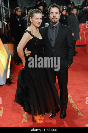 Acteurs Jan Josef Liefers allemand et sa femme Anna Loos arrivent pour la 47e cérémonie de remise des prix de la caméra d'or à Berlin, Allemagne, 4 février 2012. Le prix honore les réalisations exceptionnelles dans la télévision, le cinéma et le divertissement. Photo : Maurizio Gambarini dpa/lbn Banque D'Images