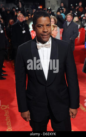 L'acteur américain Denzel Washington arrive pour la 47e cérémonie de remise des prix de la caméra d'or à Berlin, Allemagne, 4 février 2012. Le prix honore les réalisations exceptionnelles dans la télévision, le cinéma et le divertissement. Photo : Maurizio Gambarini dpa/lbn  + + +(c) afp - Bildfunk + + + Banque D'Images