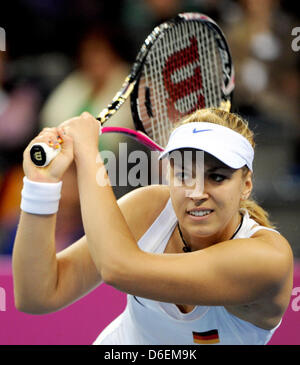 Sabine Lisicki professionnel de tennis allemand joue la balle lors du match contre la République tchèque Kvitova dans le quart de finale de Fed Cup entre l'Allemagne et la République tchèque à la Porsche Arena de Stuttgart, Allemagne, 05 février 2012. Photo : BERND WEISSBROD Banque D'Images